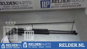 Gebruikte Set Gasdempers Achterklep Toyota Avensis (T25/B1D) 2.2 D-4D 16V Prijs € 25,00 Margeregeling aangeboden door Relder Parts B.V.