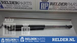 Gebruikte Set Gasdempers Achterklep Toyota Avensis (T25/B1D) 2.0 16V D-4D Prijs € 25,00 Margeregeling aangeboden door Relder Parts B.V.