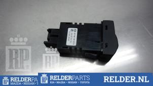 Gebruikte Schakelaar Mazda 3 Sport (BK) 1.6 CiTD 16V Prijs € 23,00 Margeregeling aangeboden door Relder Parts B.V.