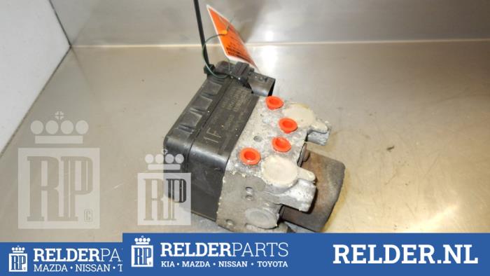 ABS Computer van een Toyota Previa (R3) 2.0 D-4D 16V 2004