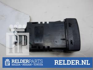 Gebruikte Schakelaar Koplamp Ihv Mazda 2 (NB/NC/ND/NE) 1.4 CiTD Prijs € 18,00 Margeregeling aangeboden door Relder Parts B.V.