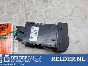 Gebruikte Schakelaar Koplamp Ihv Mazda 3 (BK12) 1.6 CiTD 16V Prijs € 25,00 Margeregeling aangeboden door Relder Parts B.V.