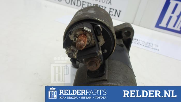 Startmotor van een Nissan Primera (P12) 1.8 16V 2003