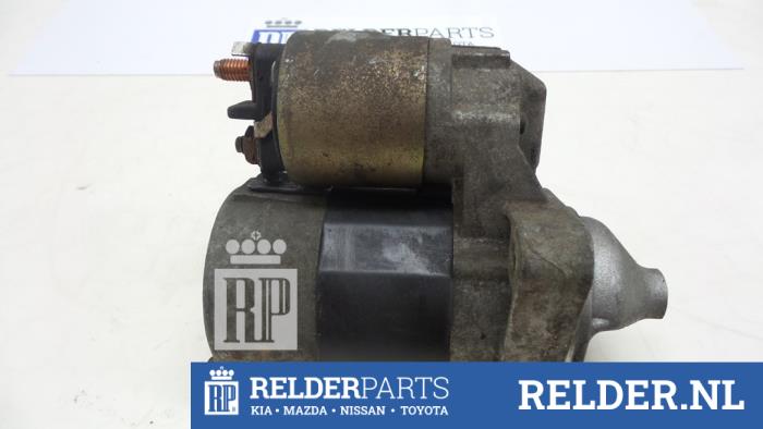 Startmotor van een Nissan Primera (P12) 1.8 16V 2003