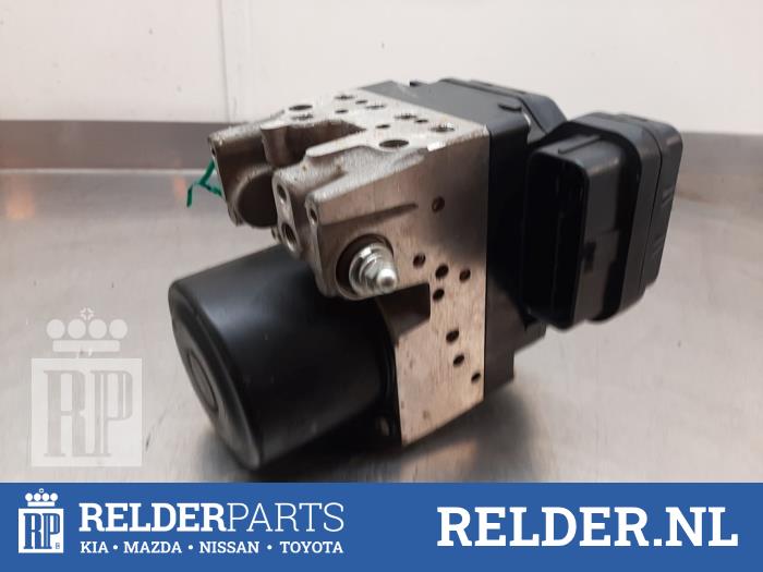 Gebruikte ABS Pomp Toyota RAV4 (A3) 2.4 16V 4x4 Prijs € 50,00 Margeregeling aangeboden door Relder Parts B.V.