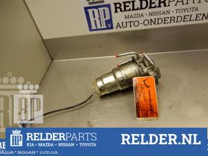 Gebruikte Opvoerpomp Toyota Avensis Wagon (T25/B1E) 2.2 D-4D 16V D-CAT Prijs € 36,00 Margeregeling aangeboden door Relder Parts B.V.