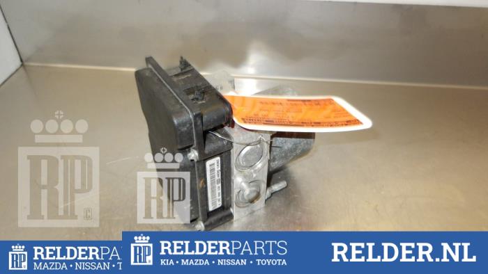 ABS Computer van een Nissan Almera (N16) 1.8 16V 2004