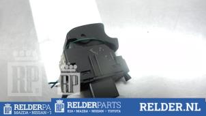 Gebruikte Elektrisch Raam Schakelaar Toyota Corolla (E12) 1.4 16V VVT-i Prijs € 25,00 Margeregeling aangeboden door Relder Parts B.V.