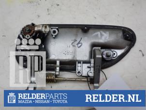 Gebruikte Portiergreep 2Deurs rechts Mazda MX-5 (NB18/35/8C) 1.6i 16V Prijs € 23,00 Margeregeling aangeboden door Relder Parts B.V.