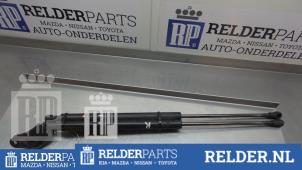 Gebruikte Set Gasdempers Achterklep Toyota Avensis (T25/B1D) 2.0 16V D-4D Prijs € 25,00 Margeregeling aangeboden door Relder Parts B.V.
