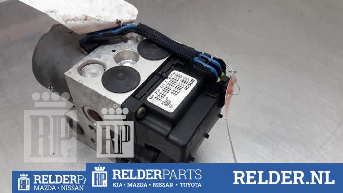 ABS Computer van een Nissan Almera Tino (V10M) 1.8 16V 2002