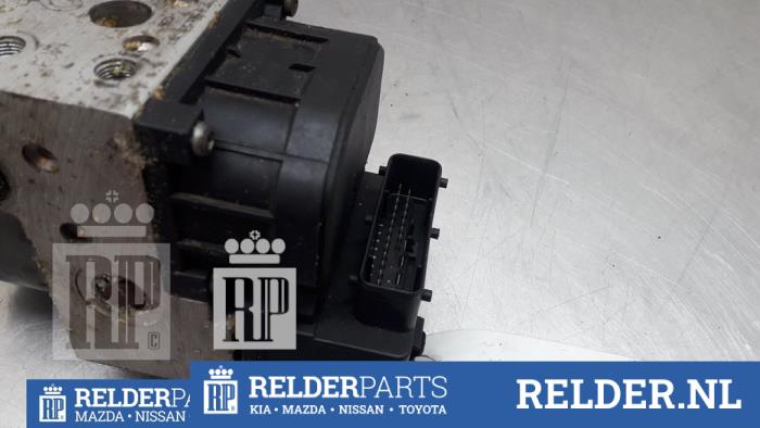 ABS Computer van een Nissan Almera Tino (V10M) 1.8 16V 2002