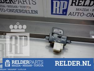 Gebruikte Ruit schakelaar elektrisch Nissan Almera (N16) 2.2 Di 16V Prijs € 23,00 Margeregeling aangeboden door Relder Parts B.V.