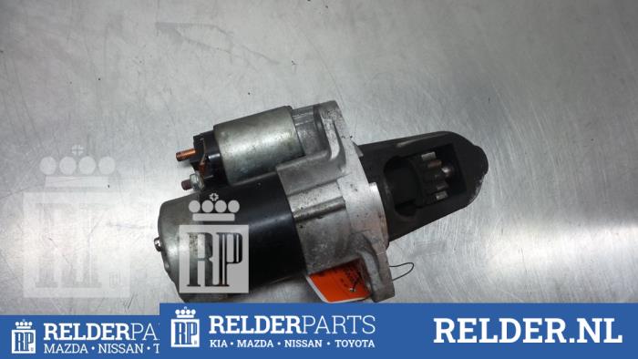 Startmotor van een Nissan Primera (P12) 2.0 16V CVT 2002