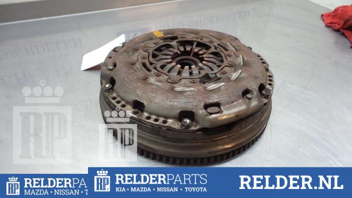 Gebruikte Dubbele massa vliegwiel Toyota Corolla Verso (R10/11) 2.2 D-4D 16V Cat Clean Power Prijs € 135,00 Margeregeling aangeboden door Relder Parts B.V.