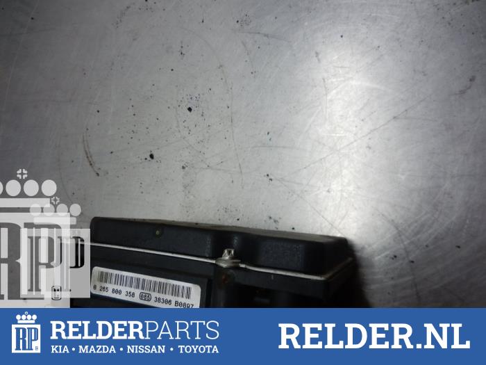 ABS Computer van een Nissan Almera Tino (V10M) 1.8 16V 2003