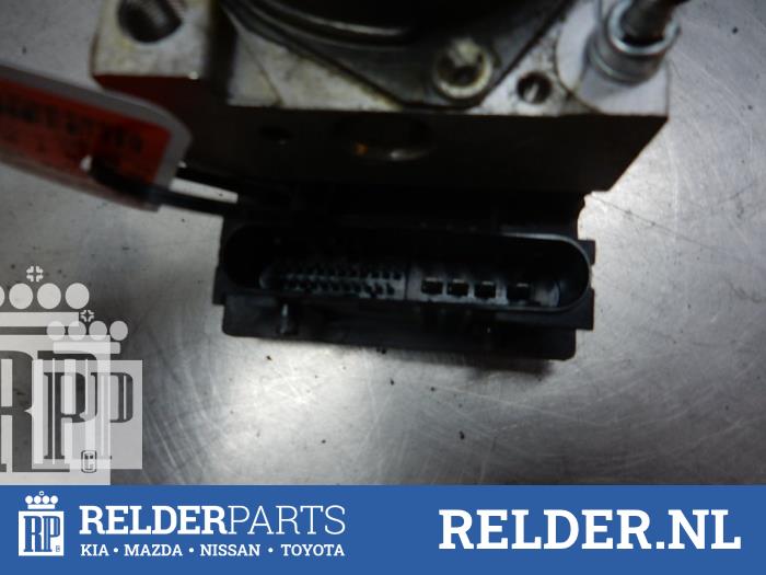 ABS Computer van een Nissan Almera Tino (V10M) 1.8 16V 2003