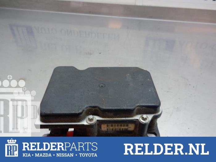 ABS Computer van een Nissan Almera Tino (V10M) 1.8 16V 2003