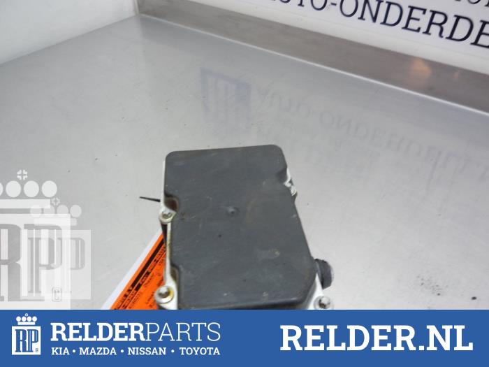 ABS Computer van een Nissan Almera Tino (V10M) 1.8 16V 2003