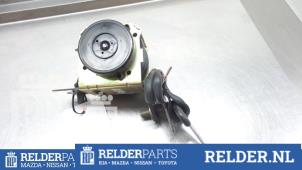 Gebruikte Gordelspanner midden achter Mazda 3 Sport (BK) 1.6 CiTD 16V Prijs € 27,00 Margeregeling aangeboden door Relder Parts B.V.