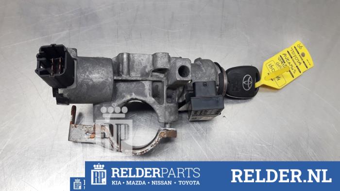 Computer Motormanagement van een Toyota Avensis Wagon (T25/B1E) 2.2 D-4D 16V 2006