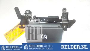 Gebruikte Deurgreep 4Deurs links-achter Mazda RX-8 (SE17) HP M6 Prijs € 23,00 Margeregeling aangeboden door Relder Parts B.V.
