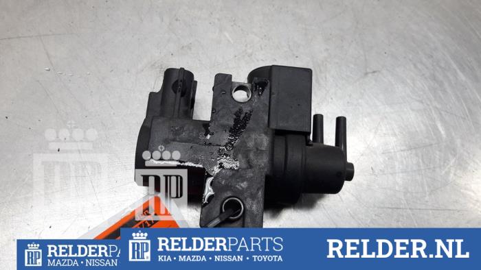 Turbodruk sensor van een Toyota RAV4 (A3) 2.2 D-4D 16V 4x4 2008