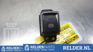 Gebruikte Handrem schakelaar Nissan Qashqai (J11) 1.2 DIG-T 16V Prijs € 45,00 Margeregeling aangeboden door Relder Parts B.V.