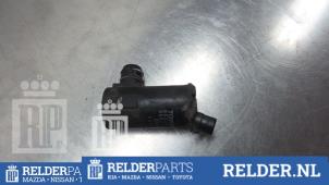 Gebruikte Ruitensproeierpomp achter Toyota Avensis Verso (M20) 2.0 16V VVT-i D-4 Prijs € 23,00 Margeregeling aangeboden door Relder Parts B.V.