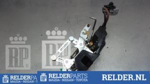 Gebruikte Slotmechaniek Portier 4Deurs links-voor Toyota HiAce II 2.5 D4-D 95 Prijs € 36,00 Margeregeling aangeboden door Relder Parts B.V.