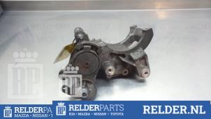 Gebruikte Dynamosteun boven Toyota HiAce II 2.5 D4-D 95 Prijs € 68,00 Margeregeling aangeboden door Relder Parts B.V.
