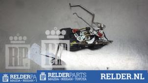 Gebruikte Deurslot Mechaniek 4Deurs rechts-voor Toyota HiAce II 2.5 D4-D 95 Prijs € 36,00 Margeregeling aangeboden door Relder Parts B.V.