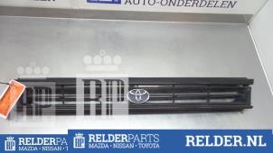 Gebruikte Grille Toyota Starlet (EP8/NP8) 1.3 Friend,XLi 12V Prijs € 32,00 Margeregeling aangeboden door Relder Parts B.V.