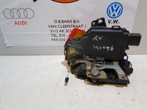 Gebruikte Portierslot Mechaniek 4Deurs rechts-voor Volkswagen Golf IV (1J1) 2.0 Prijs € 30,00 Margeregeling aangeboden door Baris Schiedam