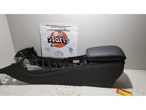 Gebruikte Armleuning Mercedes A (W176) 1.6 A-160 16V Prijs € 75,00 Margeregeling aangeboden door Baris Schiedam