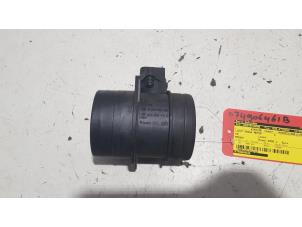 Gebruikte Luchtmassameter Volkswagen Passat Variant (3C5) 2.0 TDI 16V 140 Prijs € 30,00 Margeregeling aangeboden door Baris Schiedam