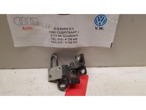 Gebruikte Scharnier deur rechts-voor Volkswagen Passat Variant (3C5) 2.0 TDI 16V 140 Prijs € 15,00 Margeregeling aangeboden door Baris Schiedam