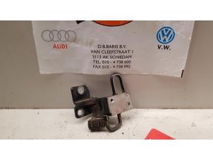 Gebruikte Scharnier deur links-voor Volkswagen Passat Variant (3C5) 2.0 TDI 16V 140 Prijs € 15,00 Margeregeling aangeboden door Baris Schiedam