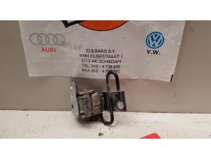 Gebruikte Scharnier deur rechts-achter Volkswagen Passat Variant (3C5) 2.0 TDI 16V 140 Prijs € 15,00 Margeregeling aangeboden door Baris Schiedam