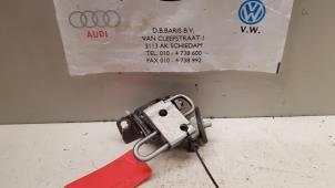 Gebruikte Scharnier deur rechts-achter Volkswagen Golf VI (5K1) 1.2 TSI BlueMotion Prijs € 20,00 Margeregeling aangeboden door Baris Schiedam