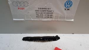 Gebruikte Bumpersteun links-voor Volkswagen Caddy IV 1.6 TDI 16V Prijs € 10,00 Margeregeling aangeboden door Baris Schiedam