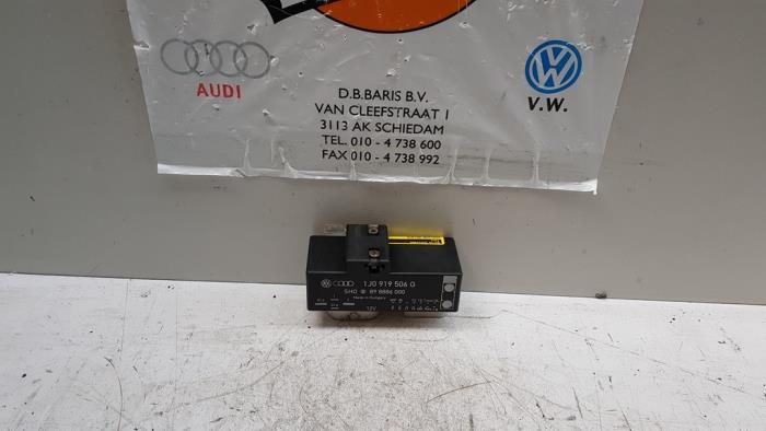 Koelvin relais van een Volkswagen Bora (1J2) 1.6 1999
