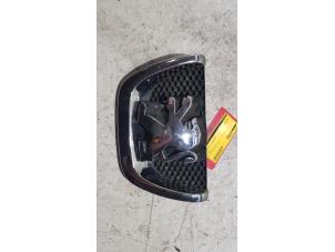 Gebruikte Embleem Peugeot 207/207+ (WA/WC/WM) 1.6 16V VTi Prijs € 10,00 Margeregeling aangeboden door Baris Schiedam