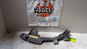 Gebruikte Koplampframe rechts Opel Vivaro 2.0 CDTI 150 Prijs € 25,00 Margeregeling aangeboden door Baris Schiedam