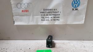 Gebruikte Airbag schakelaar Volkswagen Polo VI (AW1) 1.0 TSI 12V BlueMotion Prijs € 5,00 Margeregeling aangeboden door Baris Schiedam