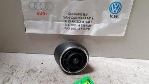 Gebruikte Luchtrooster Dashboard Audi A1 Sportback (8XA/8XF) 1.0 TFSI Ultra 12V Prijs € 20,00 Margeregeling aangeboden door Baris Schiedam