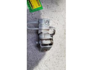 Gebruikte Scharnier deur rechts-voor Volkswagen Caddy III (2KA,2KH,2CA,2CH) 2.0 SDI Prijs € 10,00 Margeregeling aangeboden door Baris Schiedam