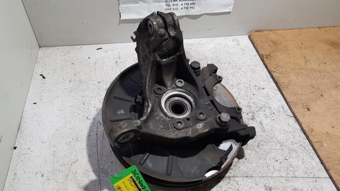 Fusee links-voor van een Volkswagen Passat Variant (365) 2.0 TDI 16V 170 2011