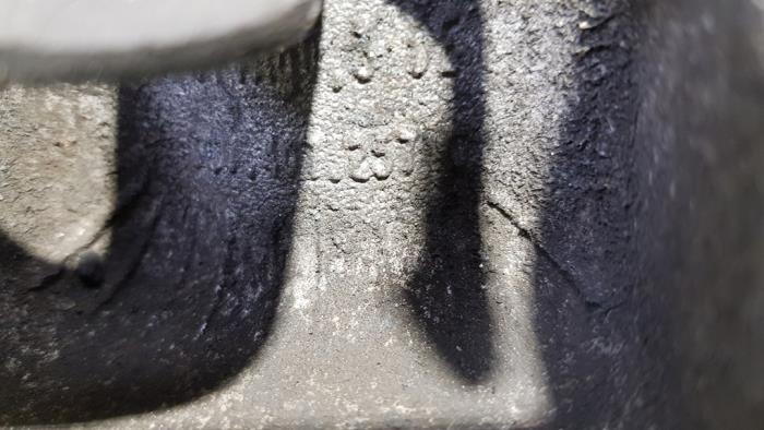 Fusee links-voor van een Volkswagen Passat Variant (365) 2.0 TDI 16V 170 2011