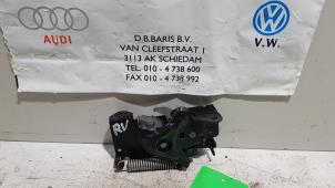 Gebruikte Motorkap Slotmechaniek BMW 4 serie (F32) 435d xDrive 3.0 24V Prijs € 20,00 Margeregeling aangeboden door Baris Schiedam